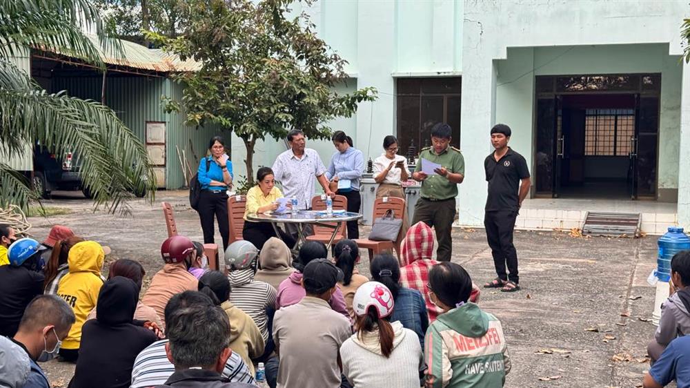 Workers gathered many times in front of Khai Hoan Export Wood Processing Joint Stock Company (Phan Thiet Industrial Park, Lam Dong) to demand prolonged wage arrears. Photo: Duy Tuan