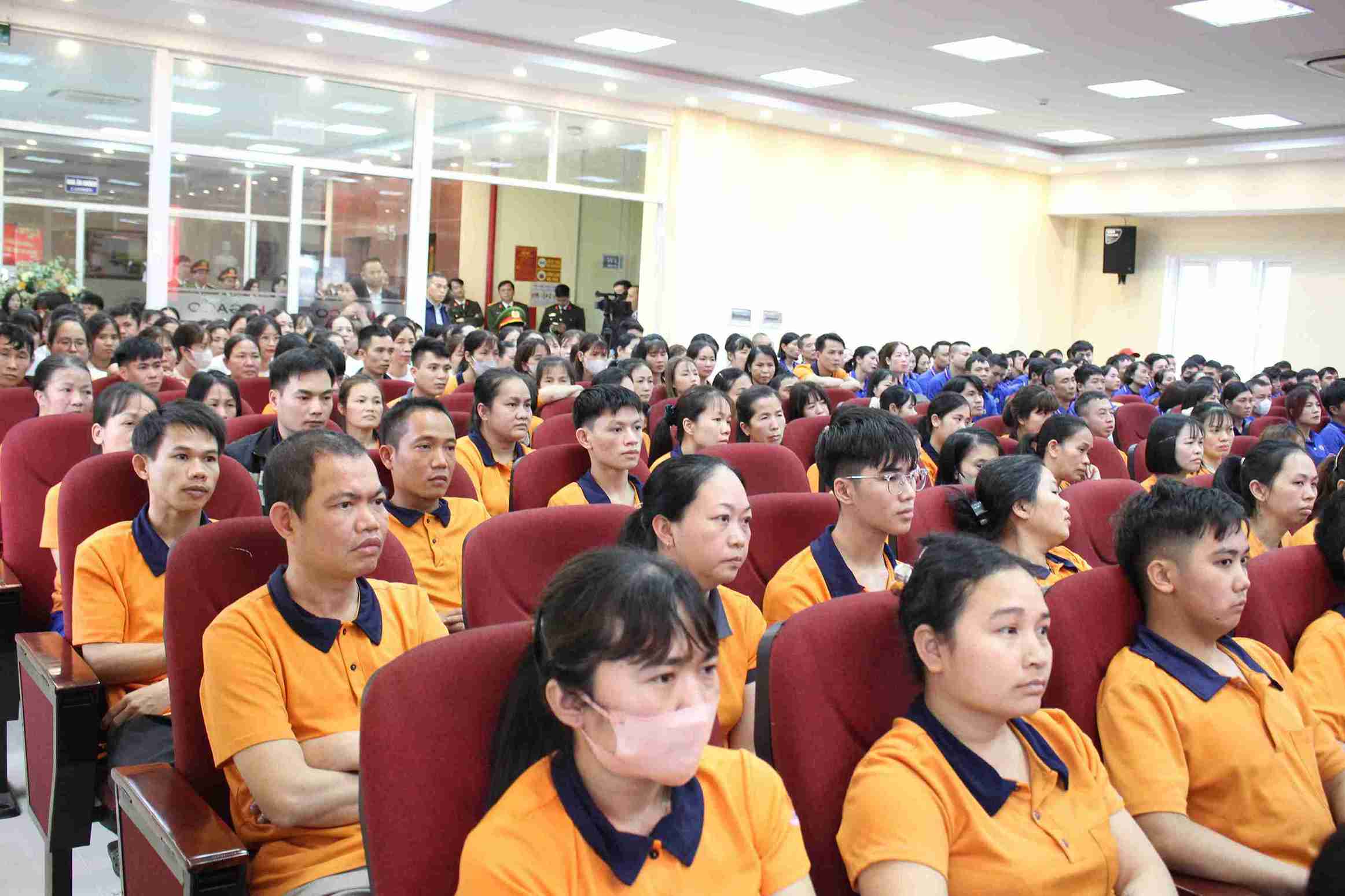 Công nhân, người lao động ngồi dự chương trình tặng quà Tết.