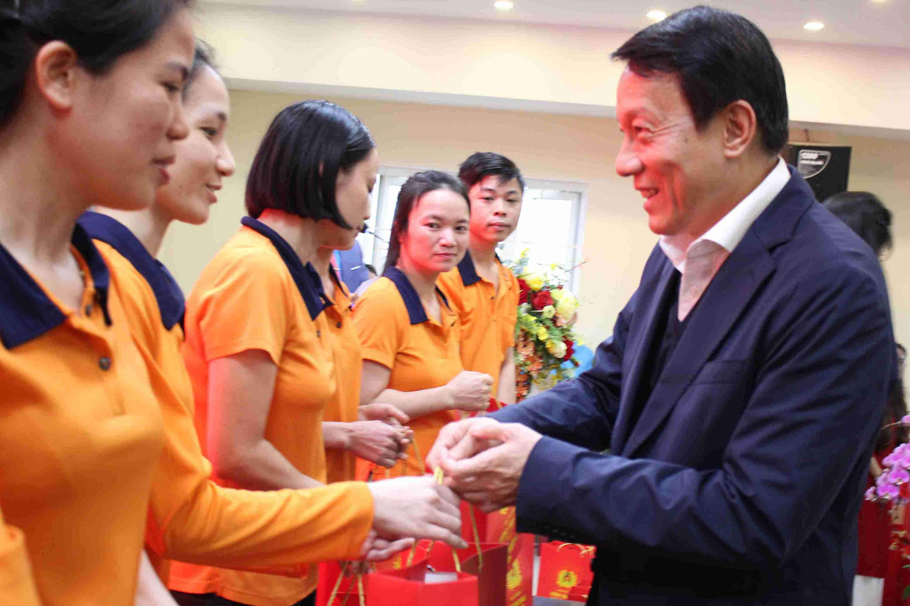 Đại tướng Lương Tam Quang trao quà Tết cho công nhân Tổng Công ty May Hưng Yên.