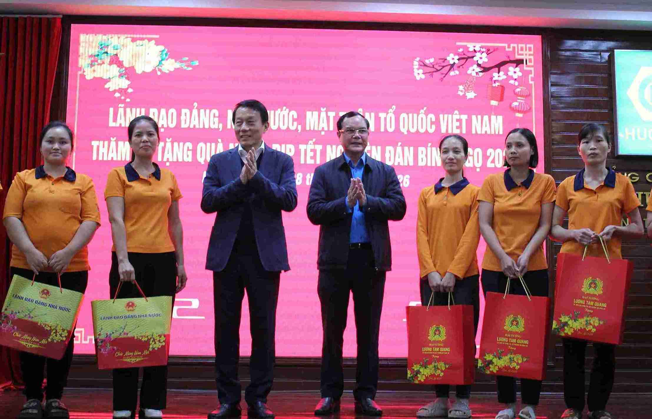 Workers of Hung Yen Garment Corporation - Joint Stock Company receive Tet gifts from the working delegation. Photo: Mai Huong
