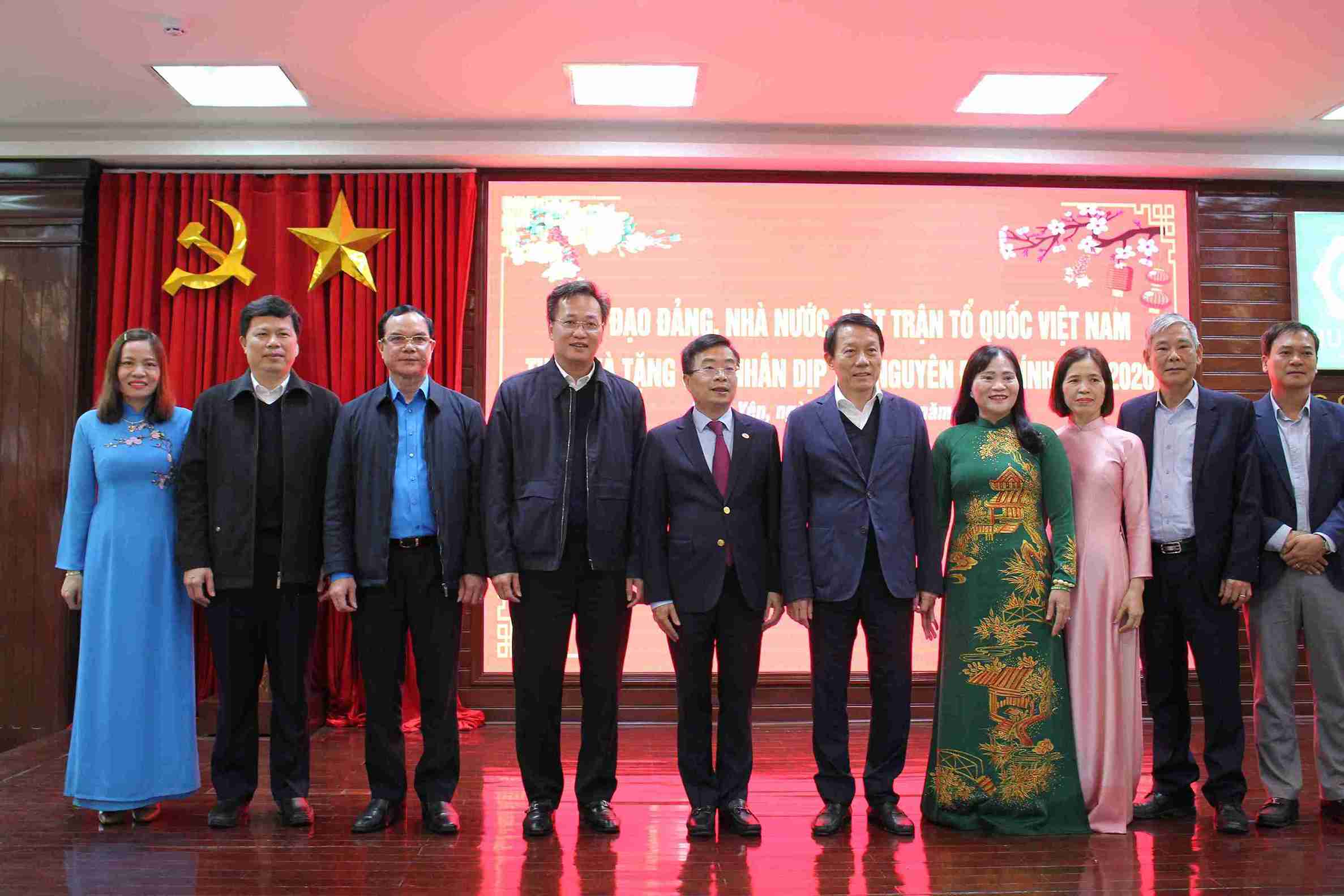 Đoàn công tác Trung ương chụp ảnh lưu niệm cùng đại diện các đơn vị.