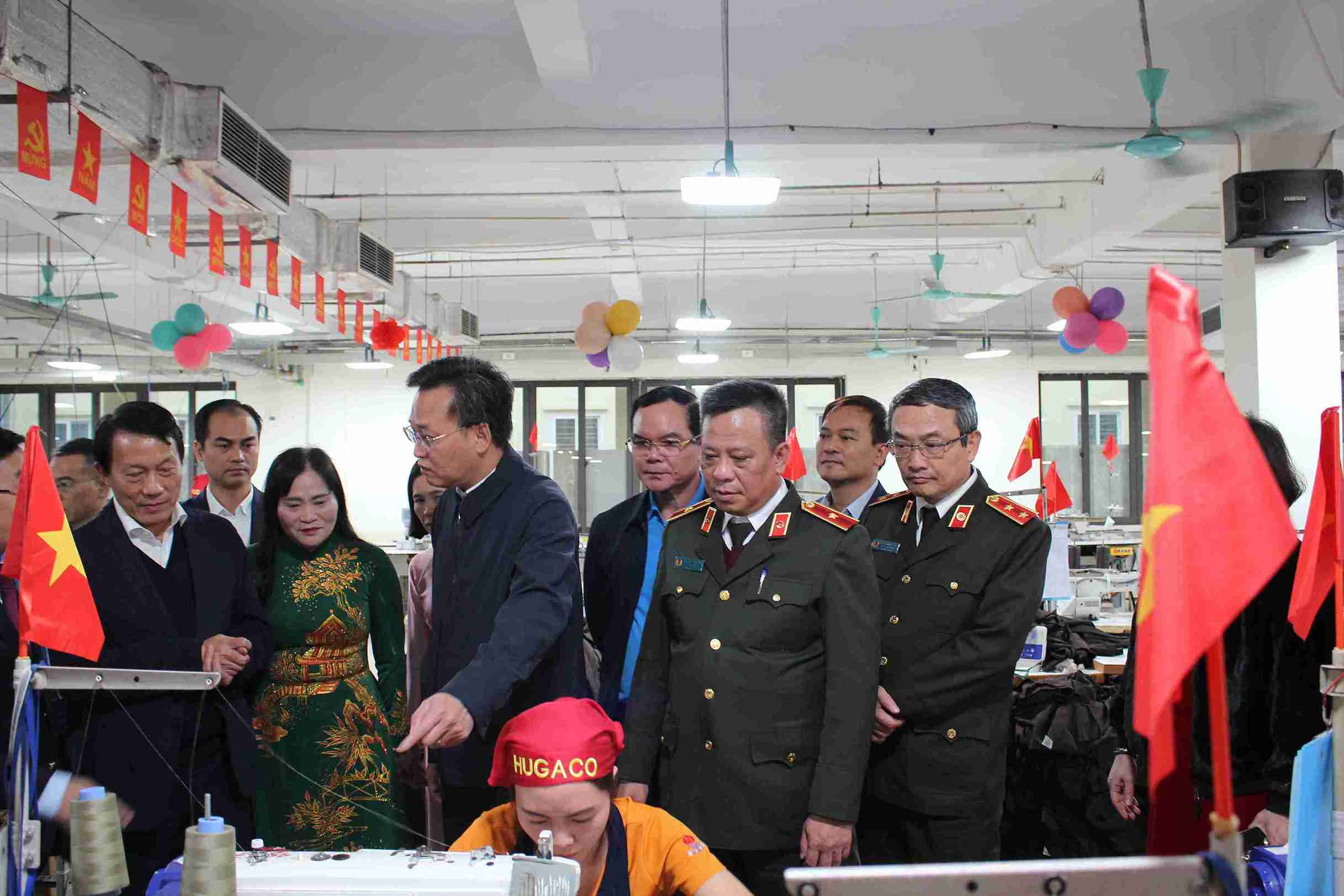 Đoàn công tác thăm khu sản xuất tại Tổng Công ty May Hưng Yên.