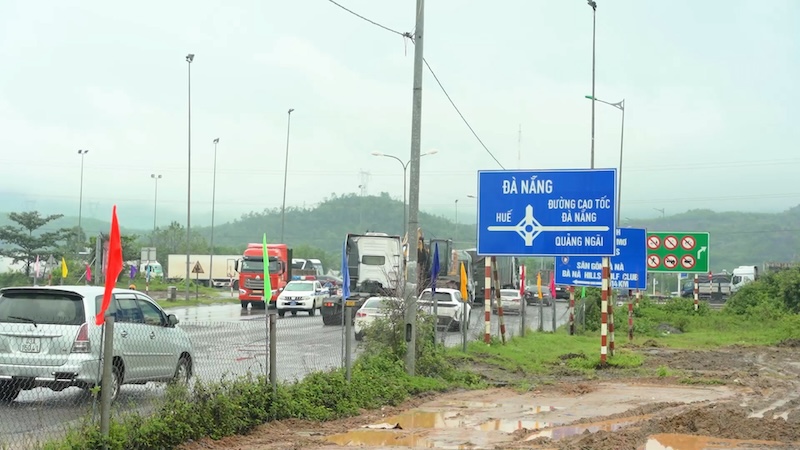 Da Nang handles cars encroaching on lanes at intersection 14B near Tet after people's reflections. Photo: Nguyen Linh