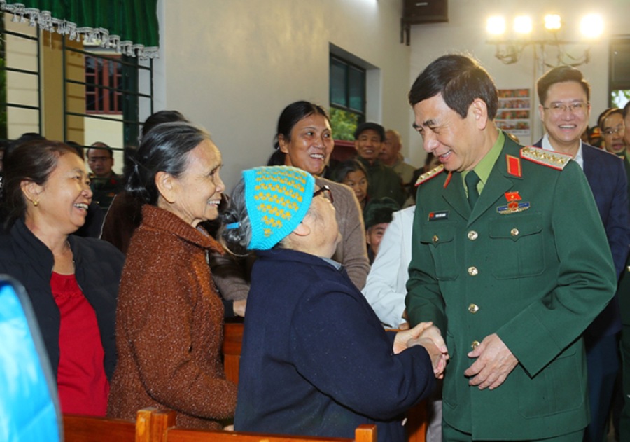 General Phan Van Giang with voters attending the conference on February 8. Photo: Ministry of National Defense