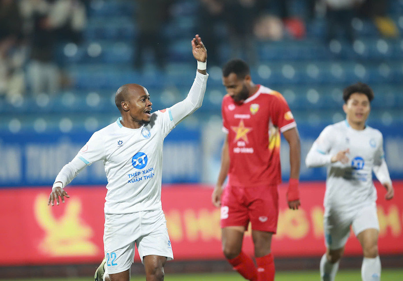 Nam Dinh meets Hong Linh Ha Tinh in round 13 of V.League. Photo: FPT Play