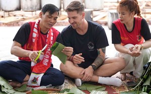 Western tourists enjoy experiencing wrapping Tet banh chung in Ninh Binh