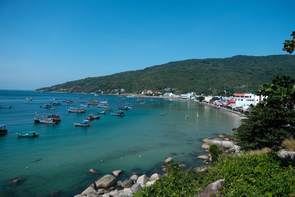 Tet goes to Hon Son to see fish swimming close to the shore, eat fresh seafood