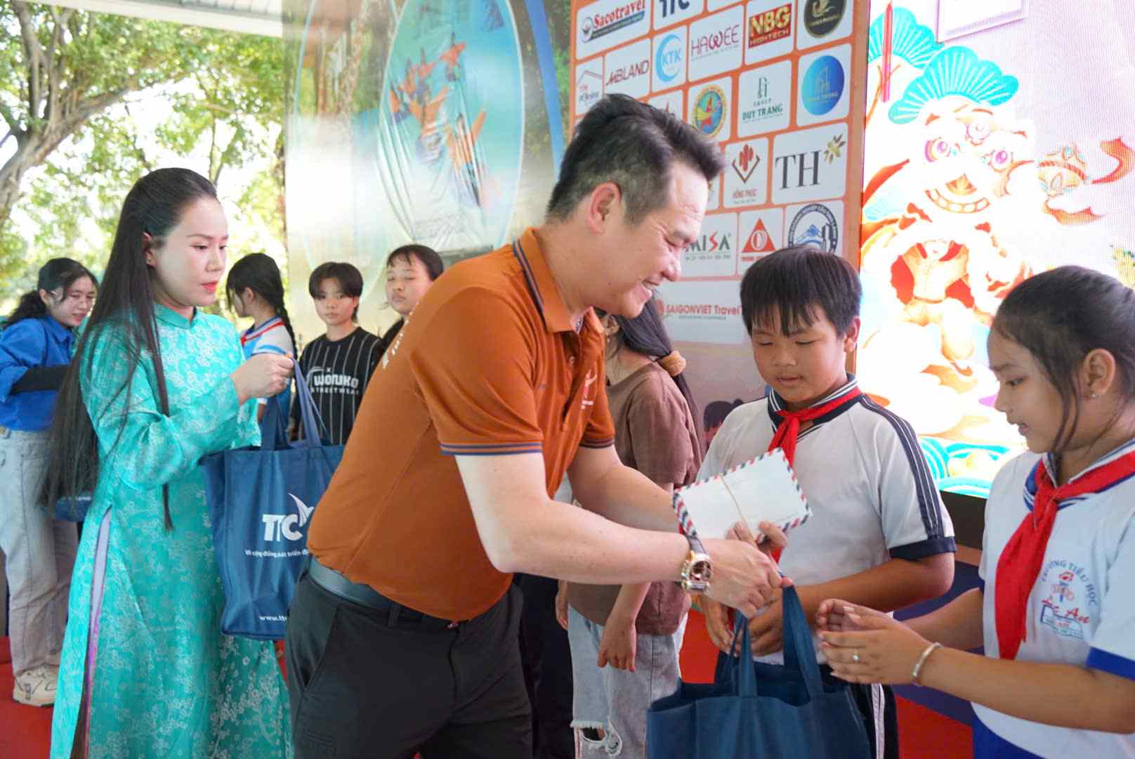 Trao quà và lì xì cho trẻ em khó khăn. Ảnh: BTC cung cấp