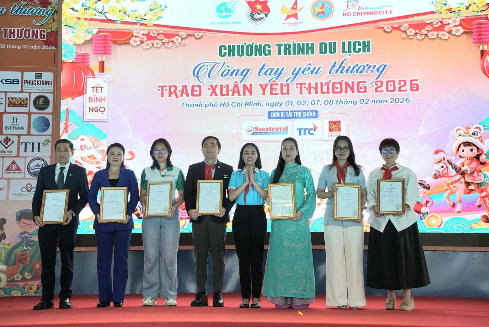 Ban tổ chức trao thư khen các đơn vị đồng hành. Ảnh: BTC cung cấp