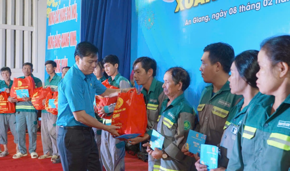 Giving Tet Sum vay gifts to union members and workers.