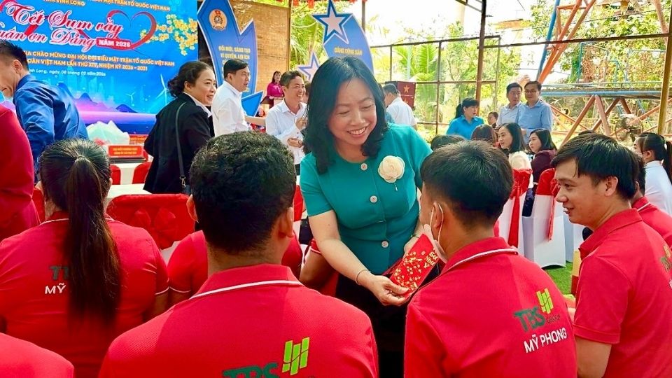 Workers and employees happily receive Tet gifts and lucky money envelopes at the Tet reunion - Spring of Gratitude to the Party program organized by the Trade Union. Photo: Hoang Loc