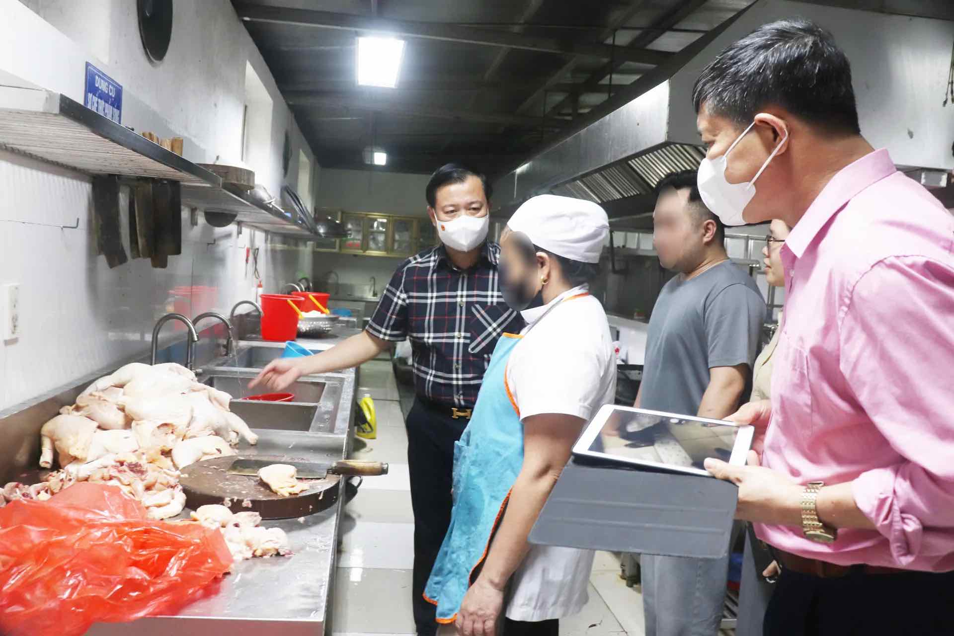 Inter-sectoral inspection team No. 1 of food safety work of Hanoi City inspects the kitchen of 1 company. Photo: Hanoi Sub-Department of Food Safety and Hygiene
