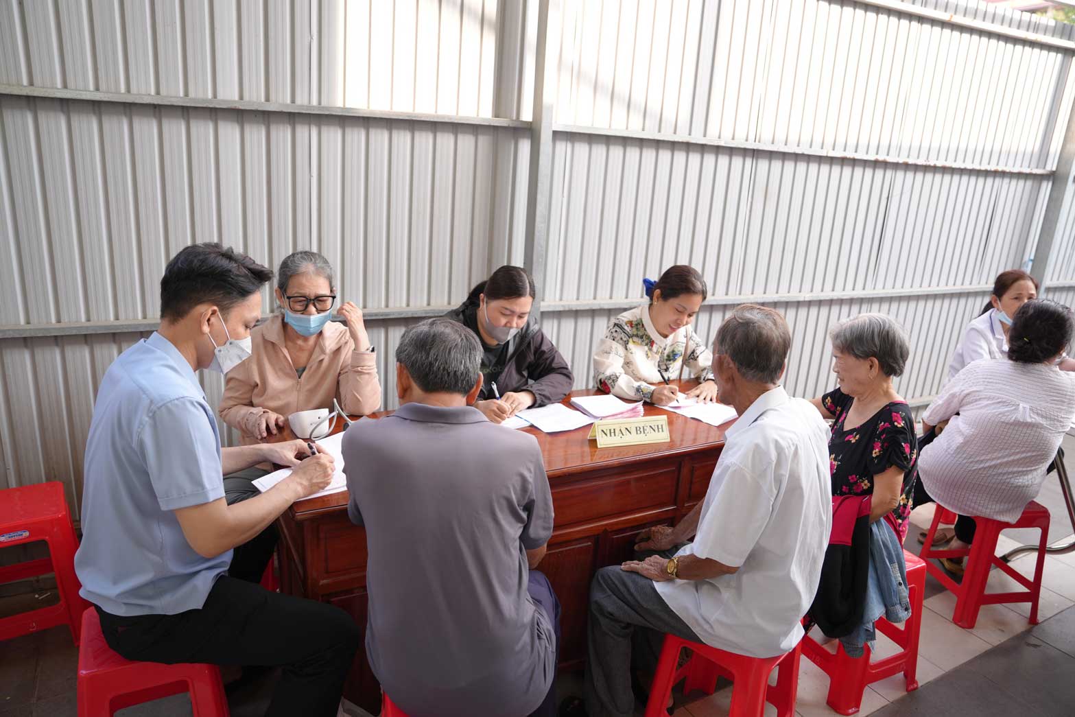 Tư vấn sức khỏe, khám bệnh miễn phí cho các em học sinh, thiếu nhi và người dân có hoàn cảnh khó khăn tại phường Cái Khế. Ảnh: Đoàn thanh niên phường Cái Khế