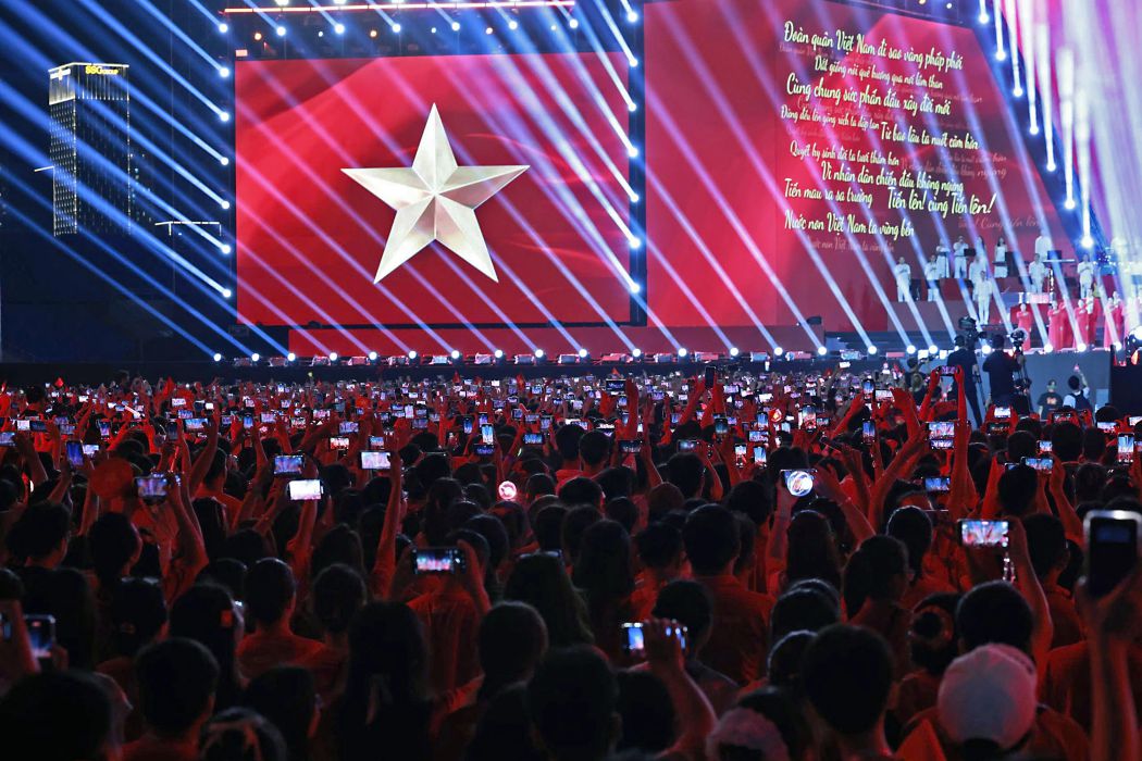 Hàng nghìn khán giả cùng hát Quốc ca ở concert “Tổ quốc trong tim” trong dịp A80 tại Hà Nội. Ảnh: Đình Hải