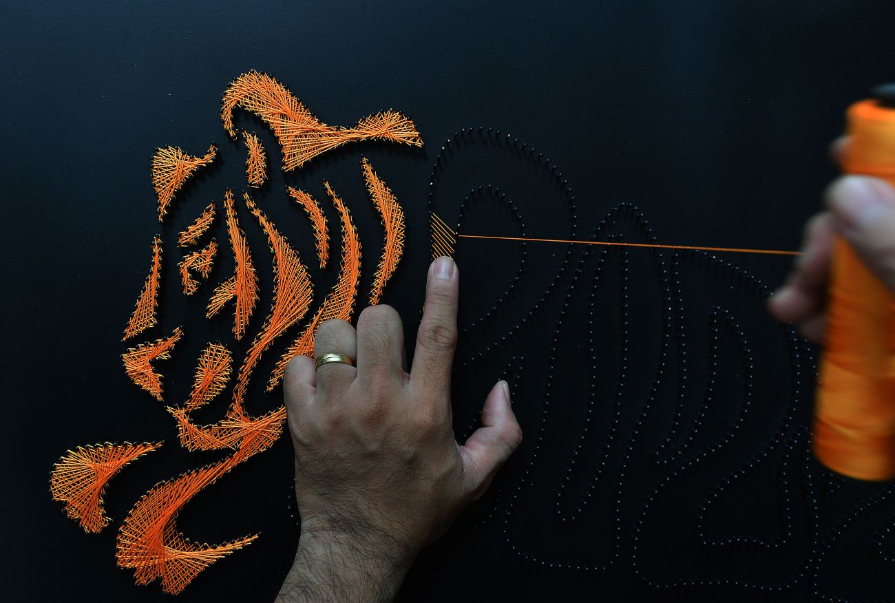 Bàn tay người thợ thủ công. Ảnh: Việt Văn