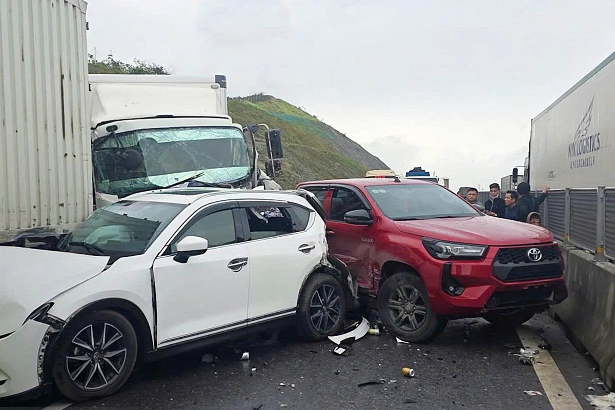 Scene of the chain collision between 4 cars on the Ham Nghi - Vung Ang highway. Photo: Duc Tuan.