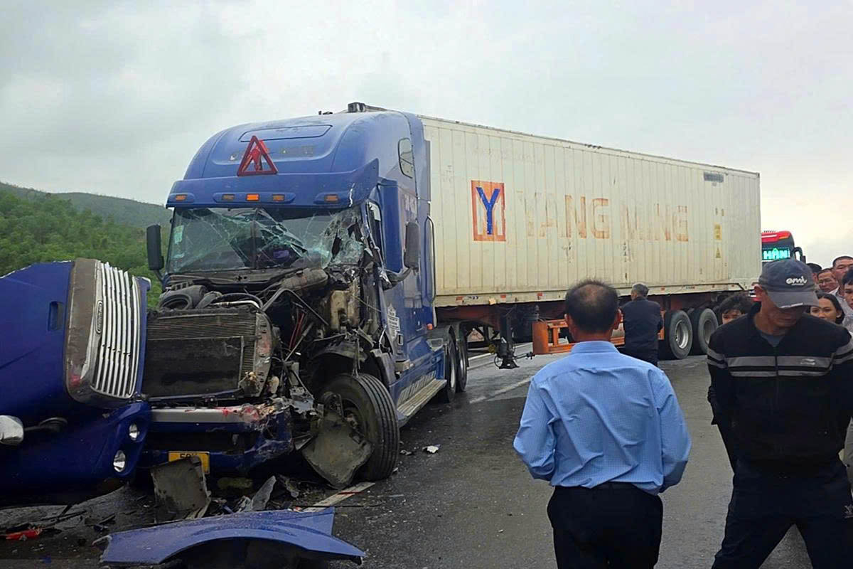 Xe container hư hỏng nặng sau va chạm với xe khách. Ảnh: Đức Tuấn.