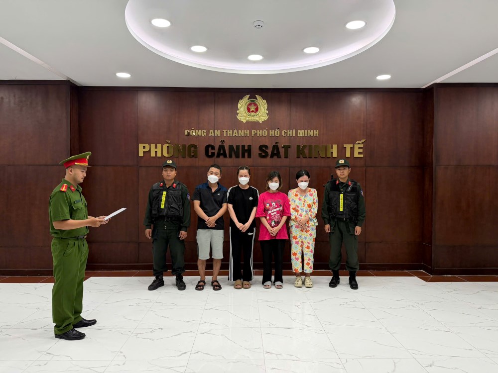 Cơ quan CSĐT tống đạt Quyết định khởi tố bị can đối với các đối tượng. Ảnh: Công an
