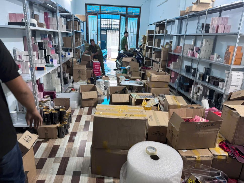 Hình ảnh lực lượng chức năng triệt phá phát hiện, kiểm tra các điểm buôn bán hàng giả. Ảnh: Công an