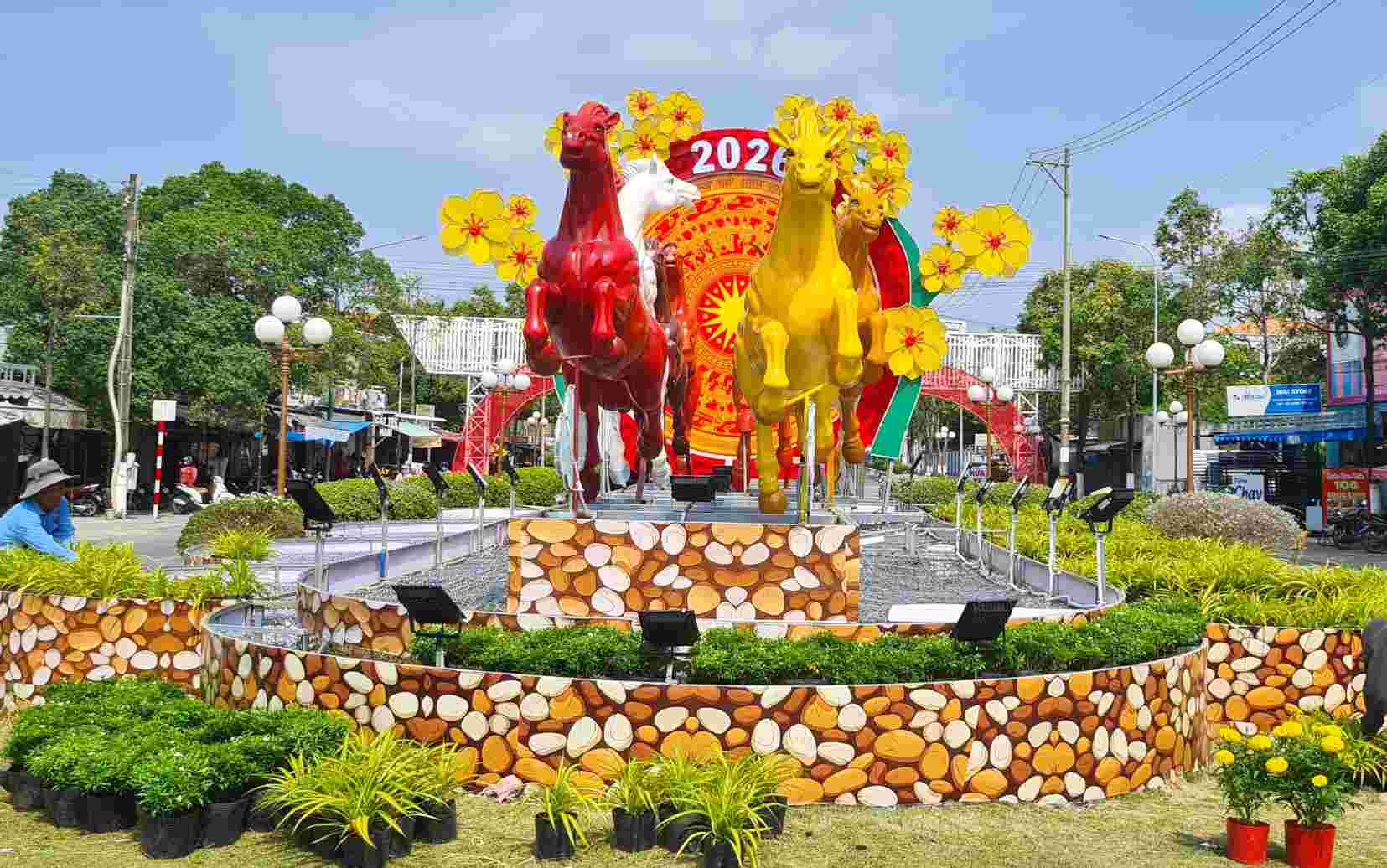 Xung quanh là những giỏ hoa tô thêm linh vật lung linh. Ảnh: Nhật Hồ.