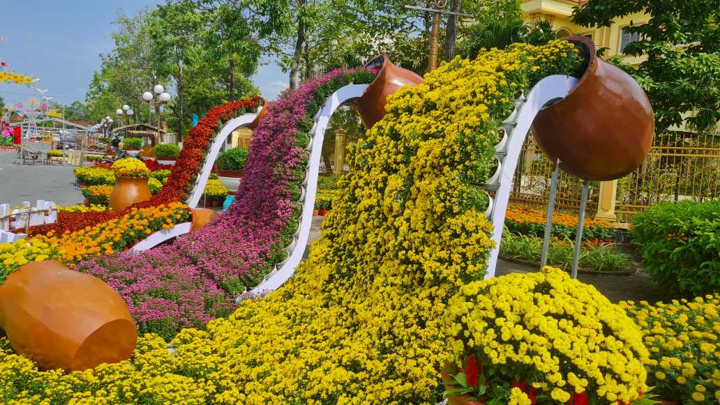 Trên đường Nguyễn Tất Thành, phường Bạc Liêu đã hình thành nhiều tiểu cảnh hoa. Ảnh: Nhật Hồ.