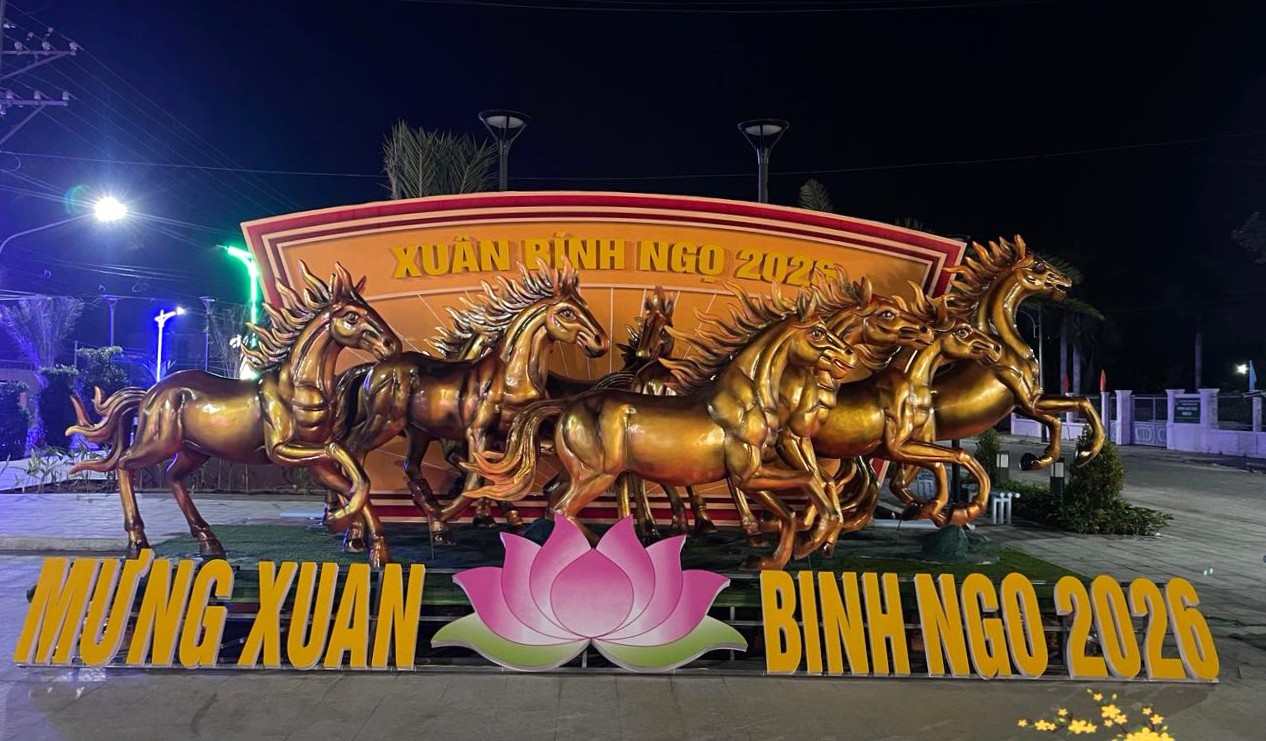 Trong khi đó linh vật ngựa tại xã Vĩnh Lợi nguyên một màu đồng. Ảnh: Nhật Hồ.