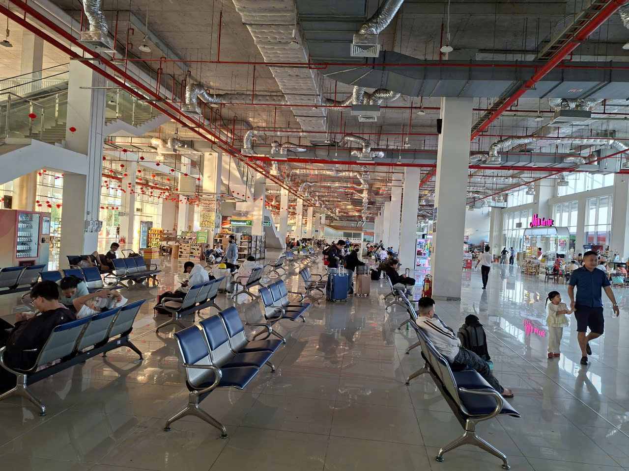 Bến xe Miền Đông mới vắng khách dù cận Tết.  Ảnh: Minh Quân