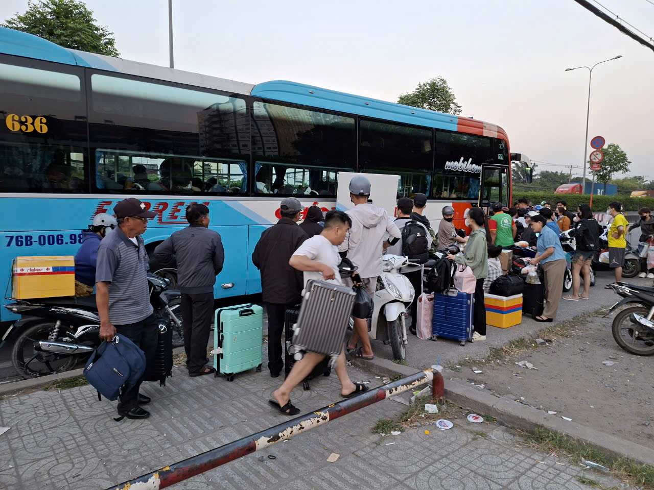 Hành khách đón xe ở Quốc lộ 1 trước Khu chế xuất Linh Trung.  Ảnh: Minh Quân