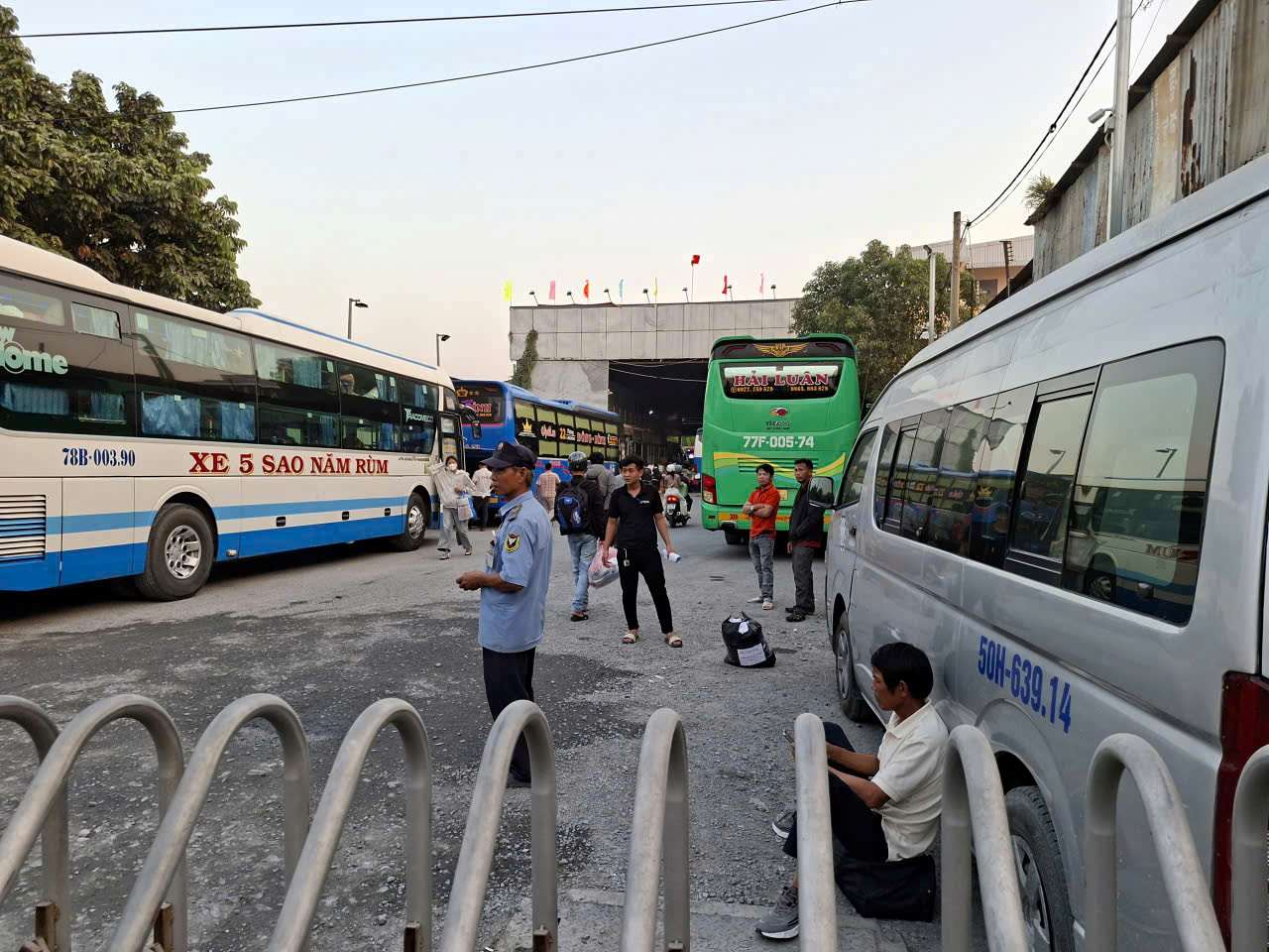 Nhiều xe khách vào bãi xe Thành Công đón khách.  Ảnh: Minh Quân