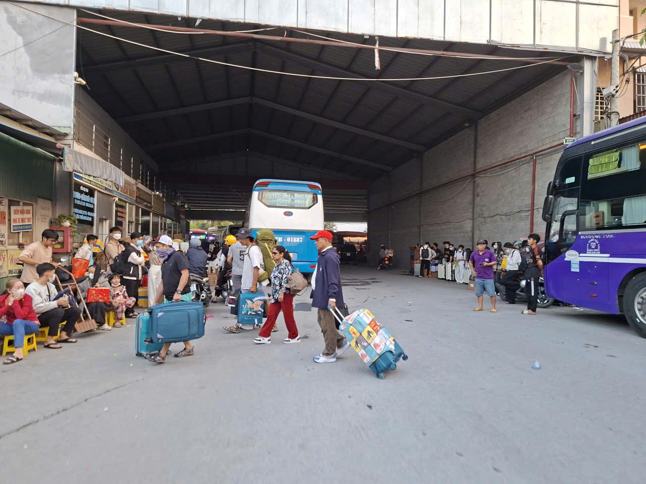 Hành khách chờ lên xe ở bãi xe Thành Công chiều 8.2.  Ảnh: Minh Quân