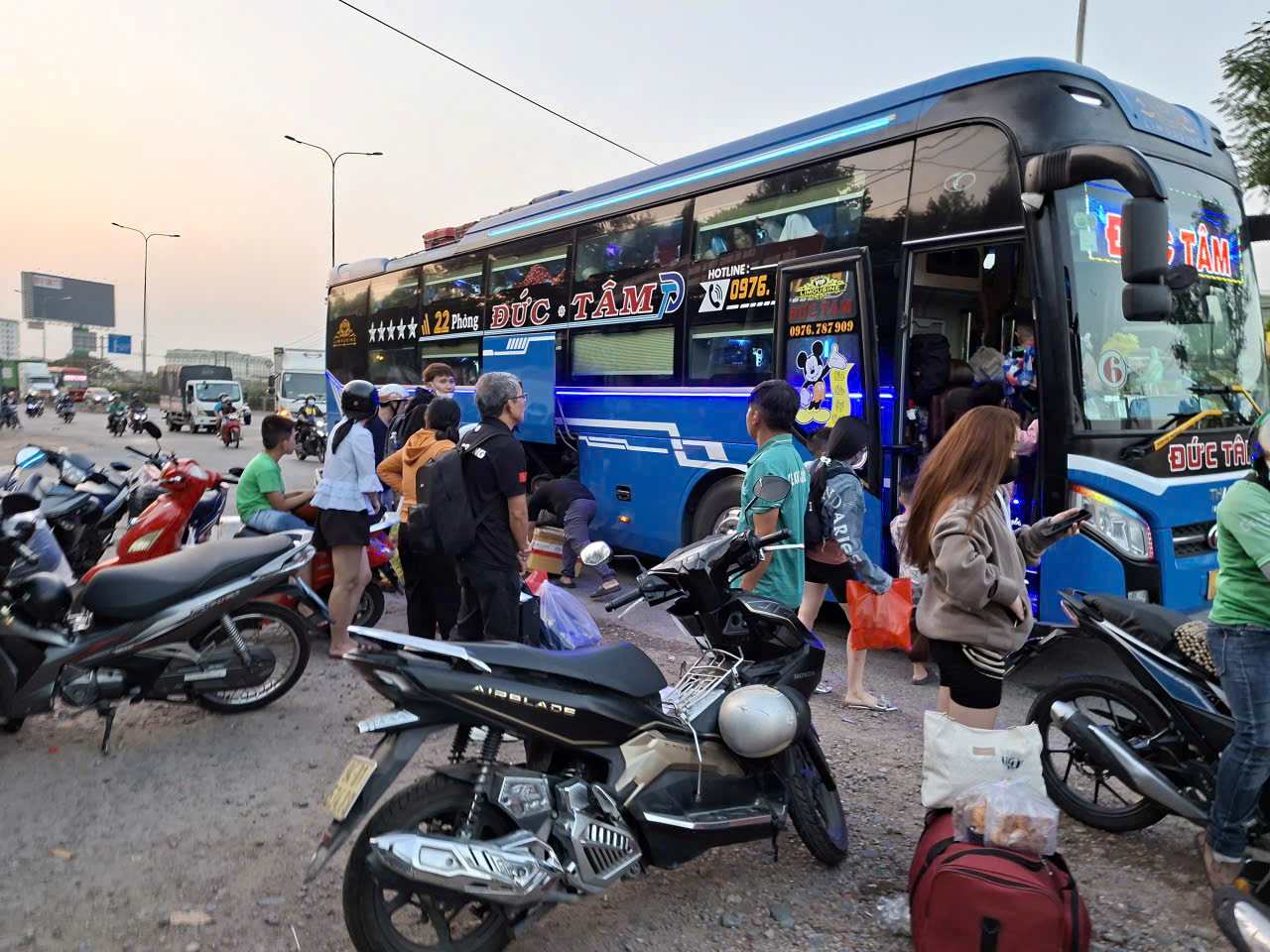 Xe khách tấp vào đón khách trên Quốc lộ 1 đoạn trước bến xe Lam Hồng.  Ảnh: Minh Quân