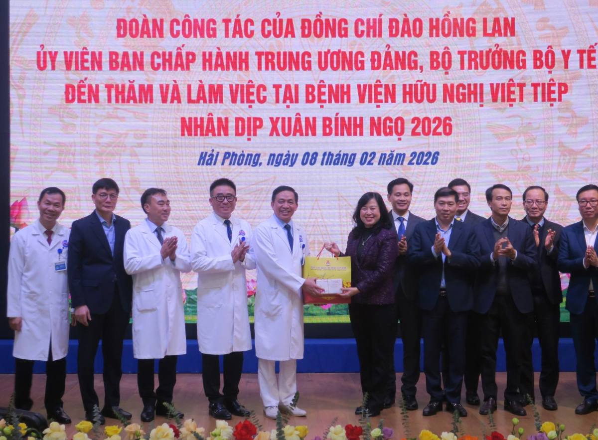 Minister of Health Dao Hong Lan presents Tet gifts to officials, doctors, and medical staff of Viet Tiep Friendship Hospital. Photo: Hong Nhung