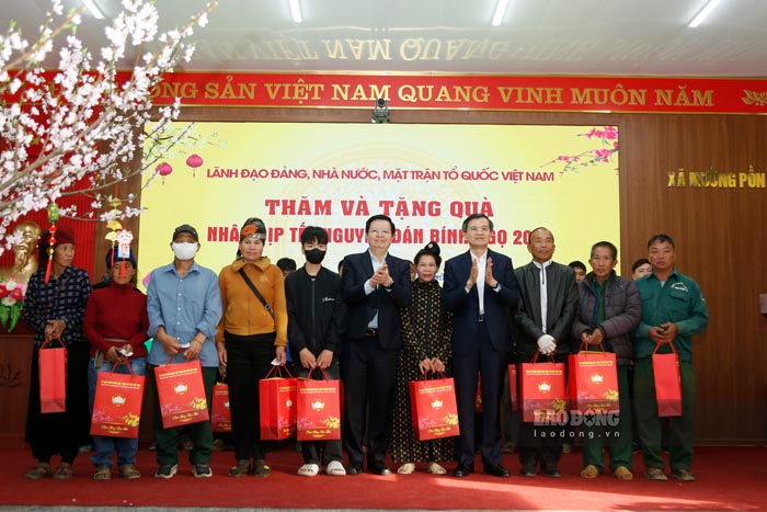 Mr. Doan Minh Huan - Director of the Ho Chi Minh National Academy of Politics and Deputy Prime Minister Mai Van Chinh present Tet gifts to people in Muong Pon commune, Dien Bien province. Photo: Quang Dat