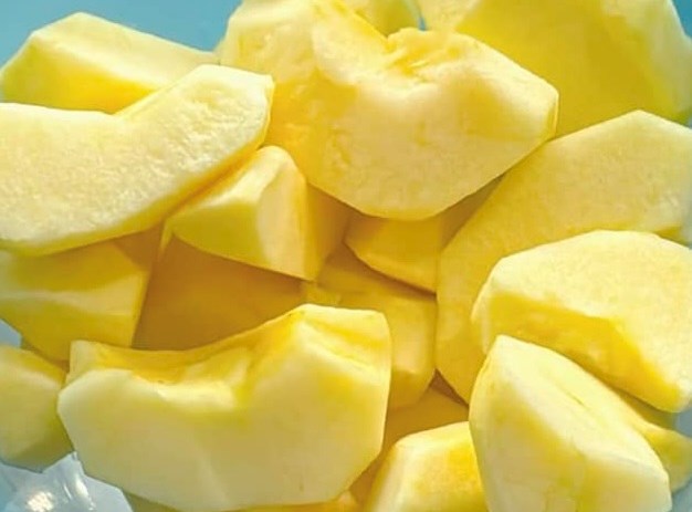 Eating apples properly helps support kidney filtration and natural detoxification. Photo: Kieu Vu.