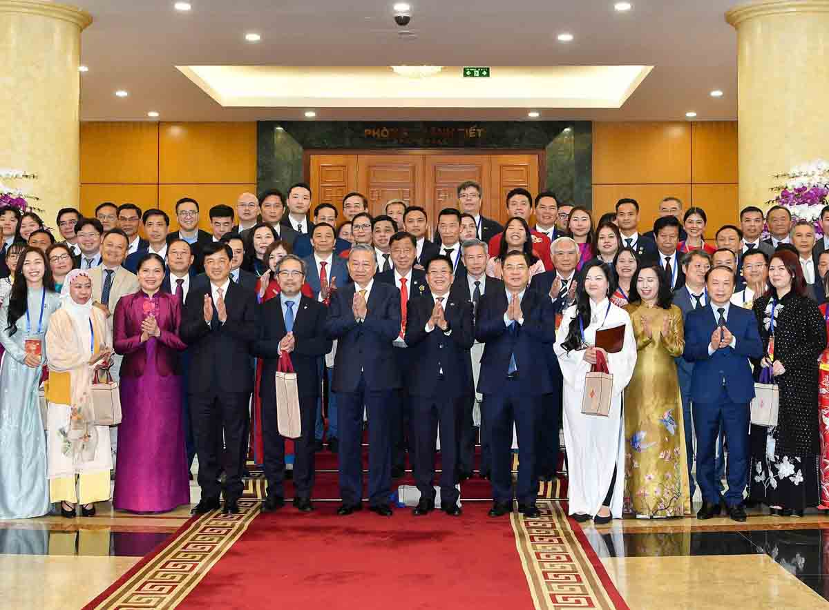 Tổng Bí thư Tô Lâm và đoàn kiều bào. Ảnh: Hải Nguyễn