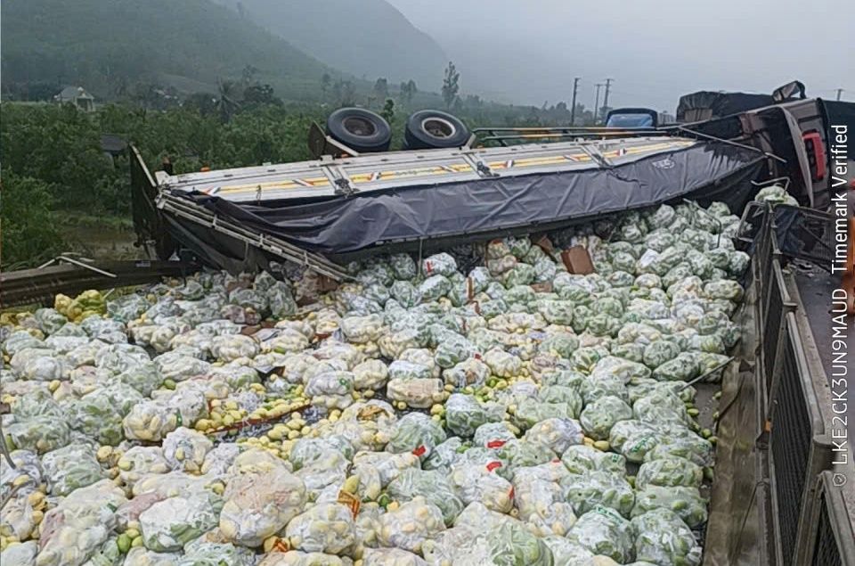 Hiện trường chiếc xe tải tự lật trên cao tốc (đoạn qua phường Trúc Lâm, tỉnh Thanh Hóa). Ảnh: Minh Hoàng
