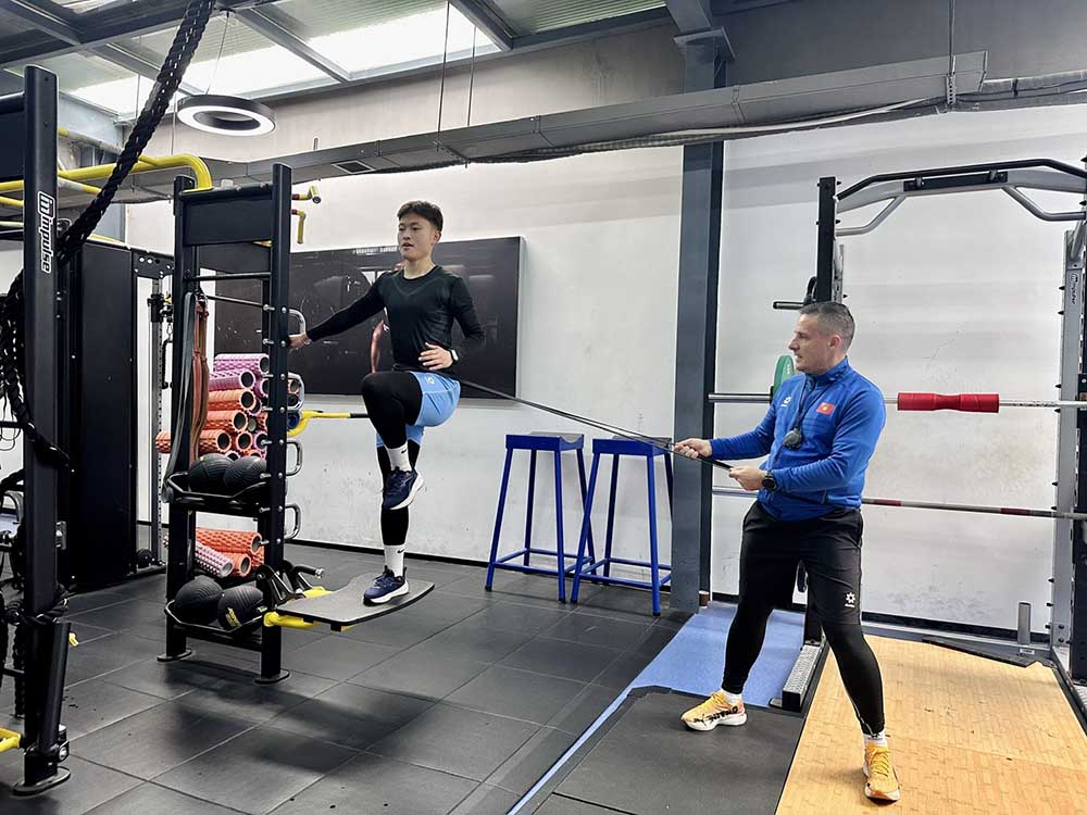 Các cầu thủ đội tuyển nữ Việt Nam tập bổ trợ thể lực tại phòng gym của Trung tâm đào tạo bóng đá trẻ Thâm Quyến. Ảnh: VFF