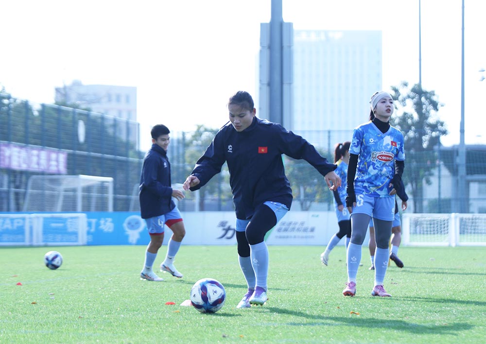 The Vietnamese women's team trains on the field at the Shenzhen Youth Football Training Center (China). Photo: VFF