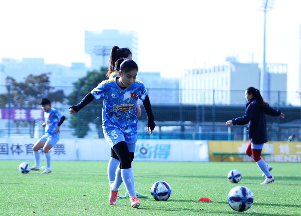 Các cầu thủ đội tuyển nữ Việt Nam rèn kĩ thuật, chiến thuật trong buổi tập chiều 8.2. Ảnh: VFF