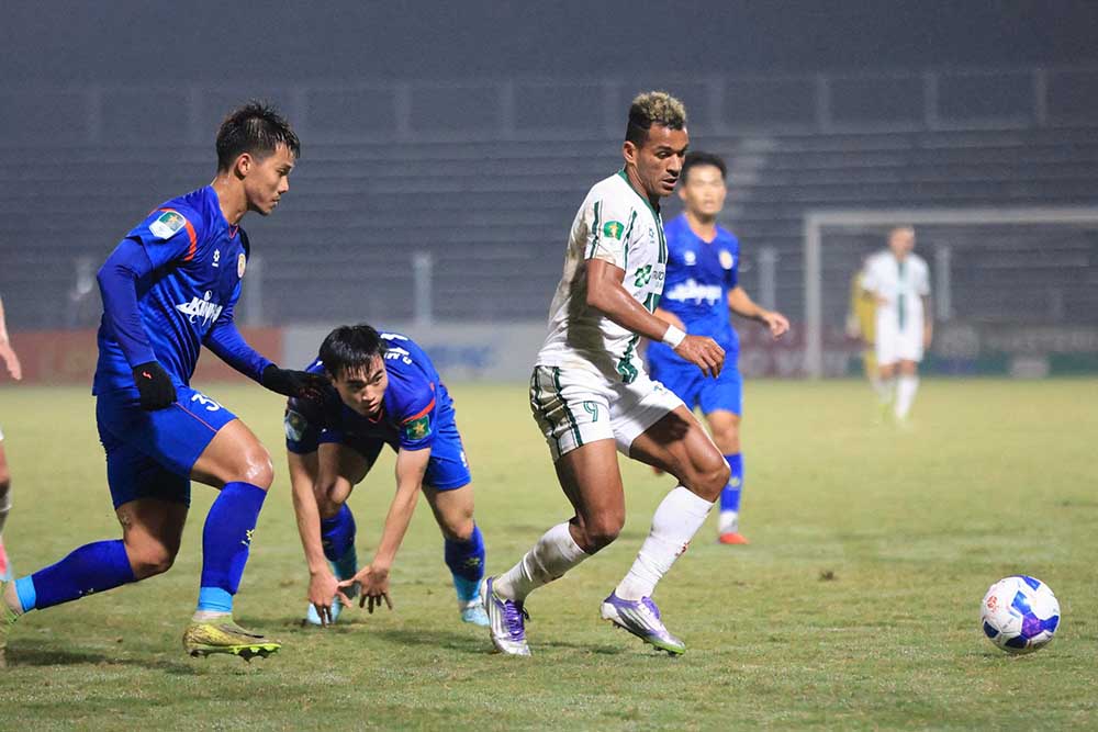 Truong Tuoi Dong Nai (white jersey) was held to a draw by Tre PVF-CAND in round 9 of the First Division 2025-2026. Photo: Binh Le
