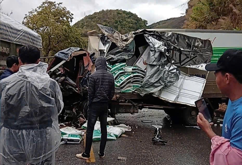 Scene of the accident on National Highway 6 section passing through Moc Chau. Photo: Minh Nguyen