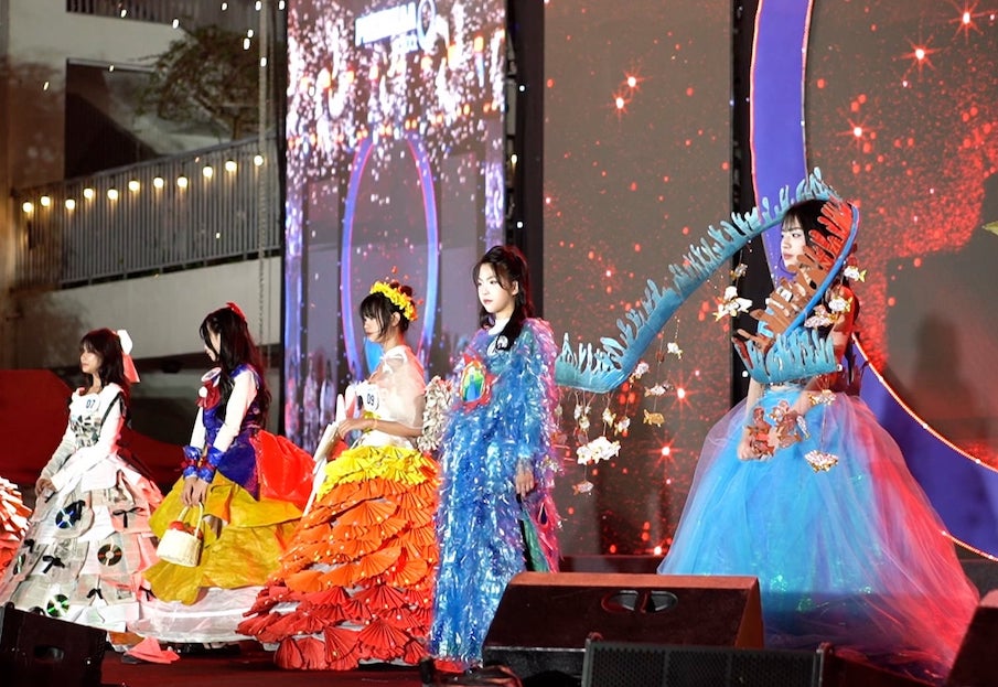 On the evening of February 8th, students of Phenikaa Inter-level School confidently presented recycled accessories, competing at Fashion Show 2026 with the theme "From Waste to Wonders".