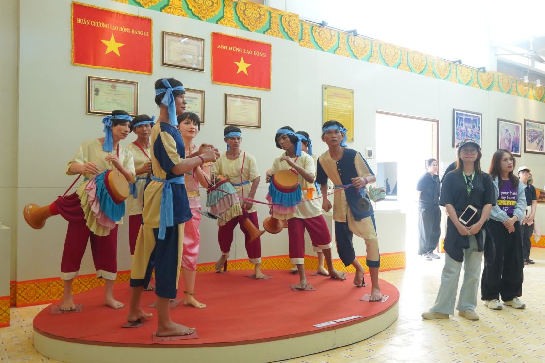 Phòng trưng bày không gian văn hóa – nghệ thuật, nơi giới thiệu các loại hình diễn xướng như múa Rô-băm, sân khấu Dù-kê, dàn nhạc ngũ âm. Nhạc cụ, trang phục và mặt nạ sân khấu được trưng bày trực quan, thu hút đông đảo khách tham quan.