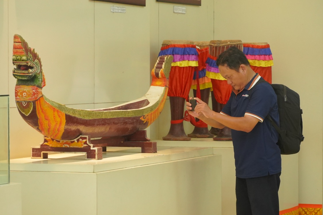 Anh Phạm Đỗ Minh Trung (phường Cái Khế, TP Cần Thơ) bày tỏ ấn tượng với những chiếc ghe gỗ được thu nhỏ trưng bày trong bảo tàng, thể hiện sự tỉ mỉ và khéo léo của người làm ra chúng. Theo anh Trung, các mô hình ghe gợi lại rõ nét đời sống sông nước gắn bó lâu đời của đồng bào Khmer.