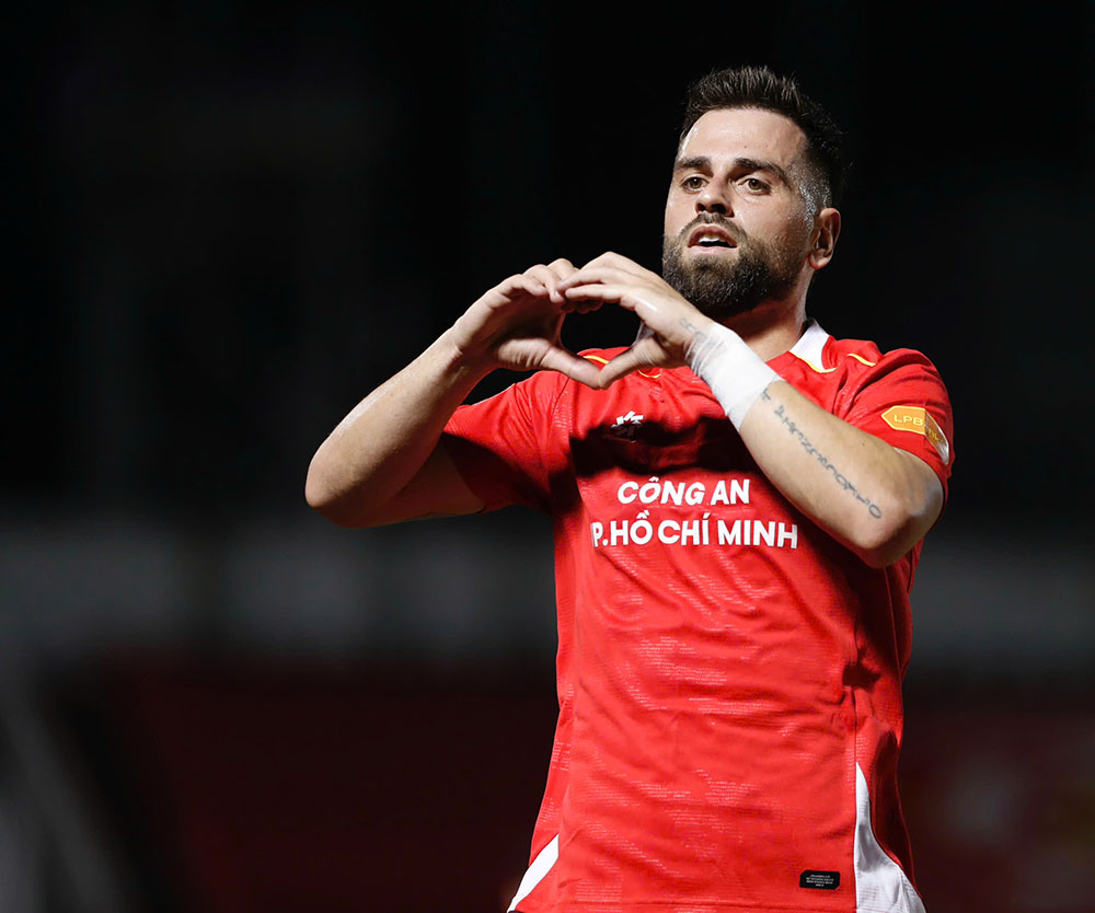 Đội chủ sân Thống Nhất cũng chỉ cần 5 phút để ghi bàn gỡ hòa. Ngọc Hà thực hiện quả tạt như đặt vào vòng cấm để Makrillos băng vào đánh đầu ở cự ly gần tung lưới Thanh Hóa ở phút 14.