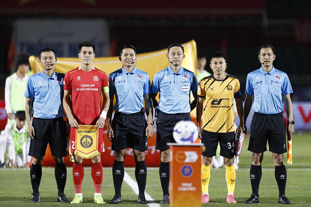 Đối đầu đội đang đứng cuối bảng xếp hạng là Thanh Hóa (áo vàng), Công an TPHCM hiển nhiên được đánh giá cao hơn và mục tiêu của đội bóng này không gì khác ngoài 3 điểm trọn vẹn để tiếp tục đua tranh các vị trí dẫn đầu.