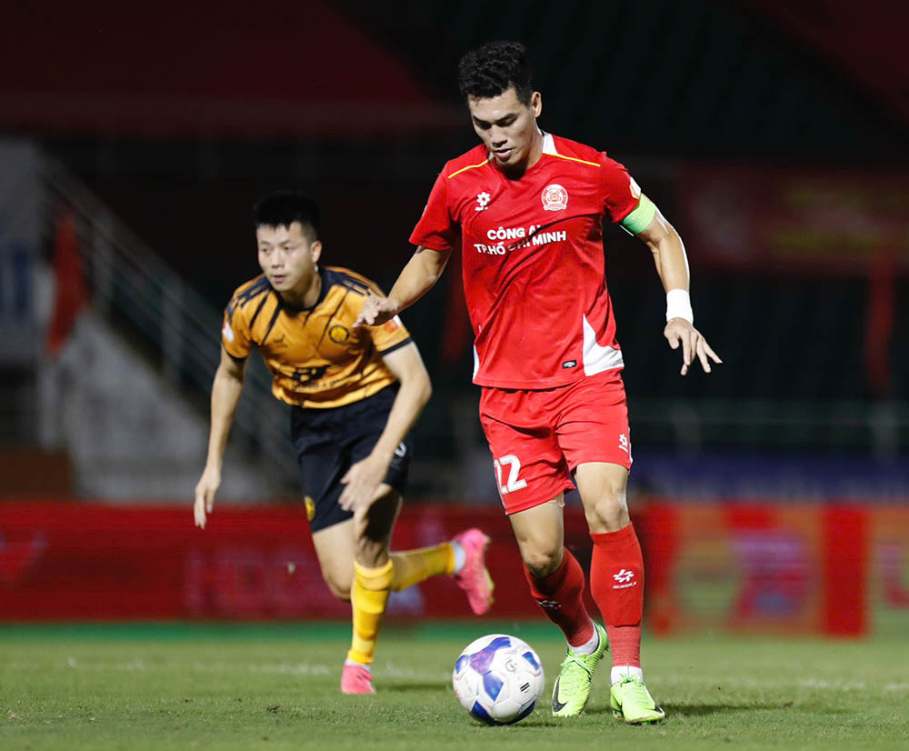 Dù vậy, trong ngày thi đấu kém hiệu quả, các chân sút trên hàng công của Công an TPHCM đều lần lượt bỏ lỡ các cơ hội.