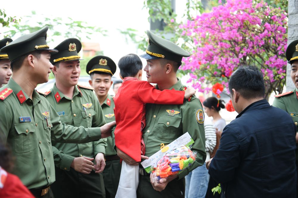 Da Nang organizes the program "Spring Connection - Loving Tet" for orphans. Photo: Tran Thi