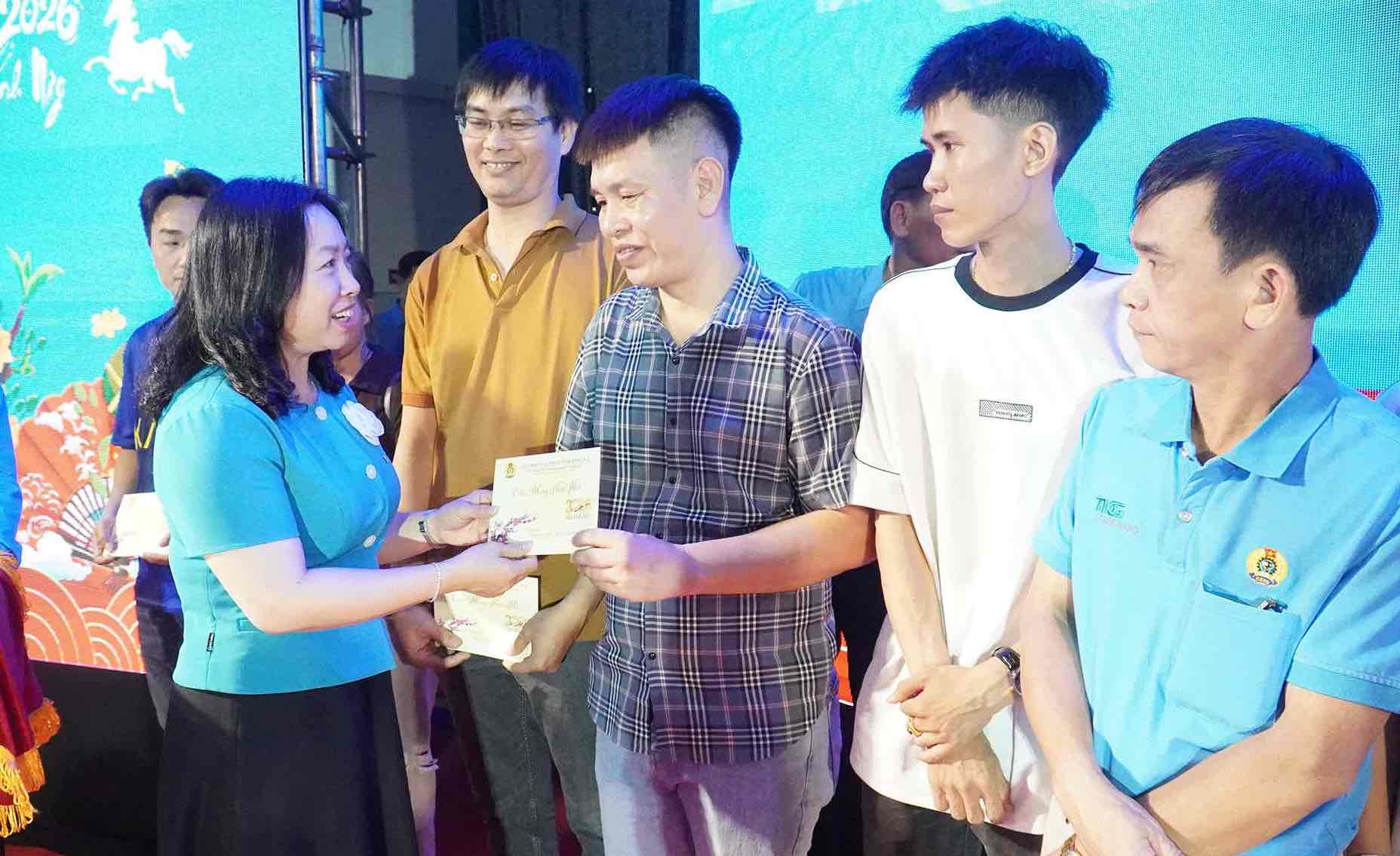Standing Vice President of the Vietnam General Confederation of Labour Thai Thu Xuong presents Tet train tickets to union members and workers in Dong Nai province on the evening of February 8. Photo: HAC