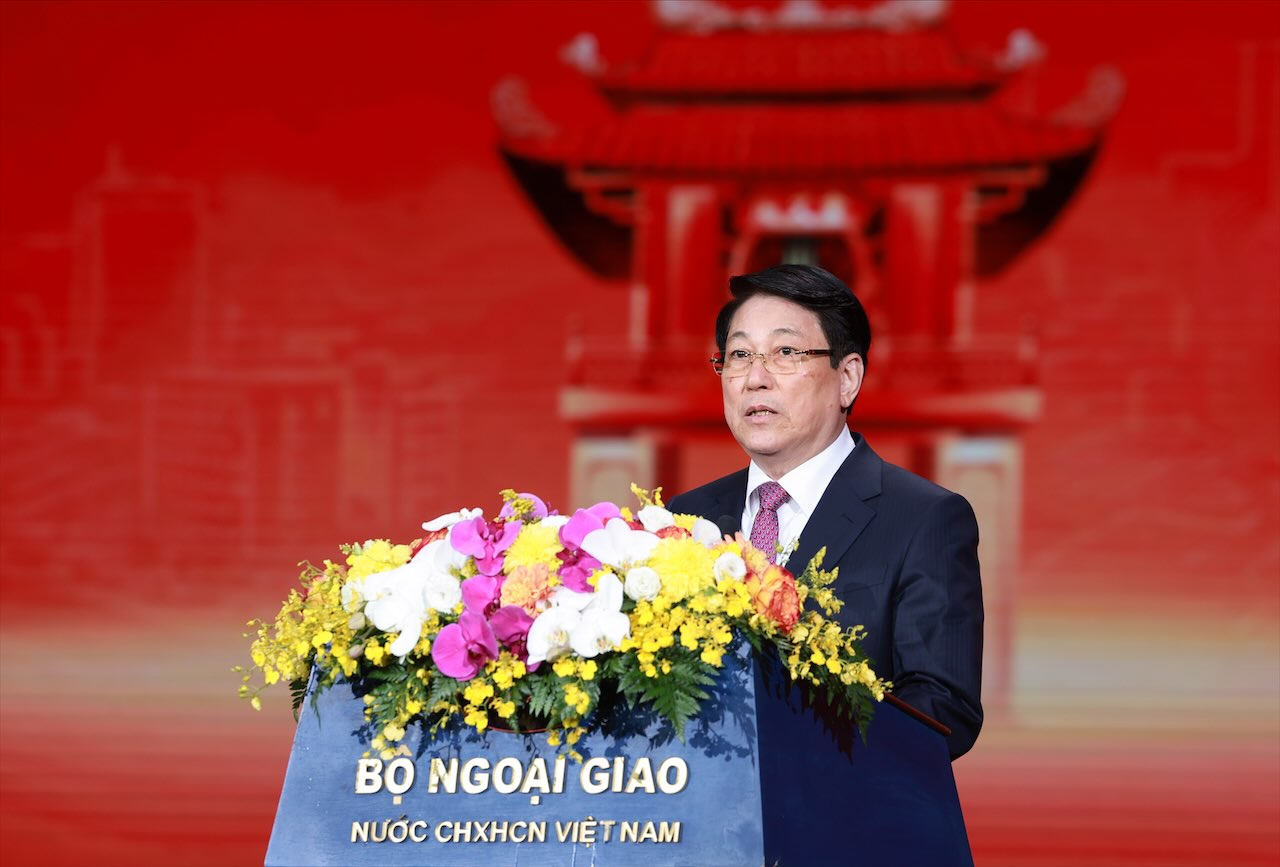 President Luong Cuong delivers a welcome speech and wishes Tet to overseas Vietnamese. Photo: Hai Nguyen